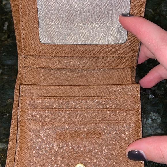 🔴SOLD🔴 Michael Kors Wallet - Picture 2 of 3